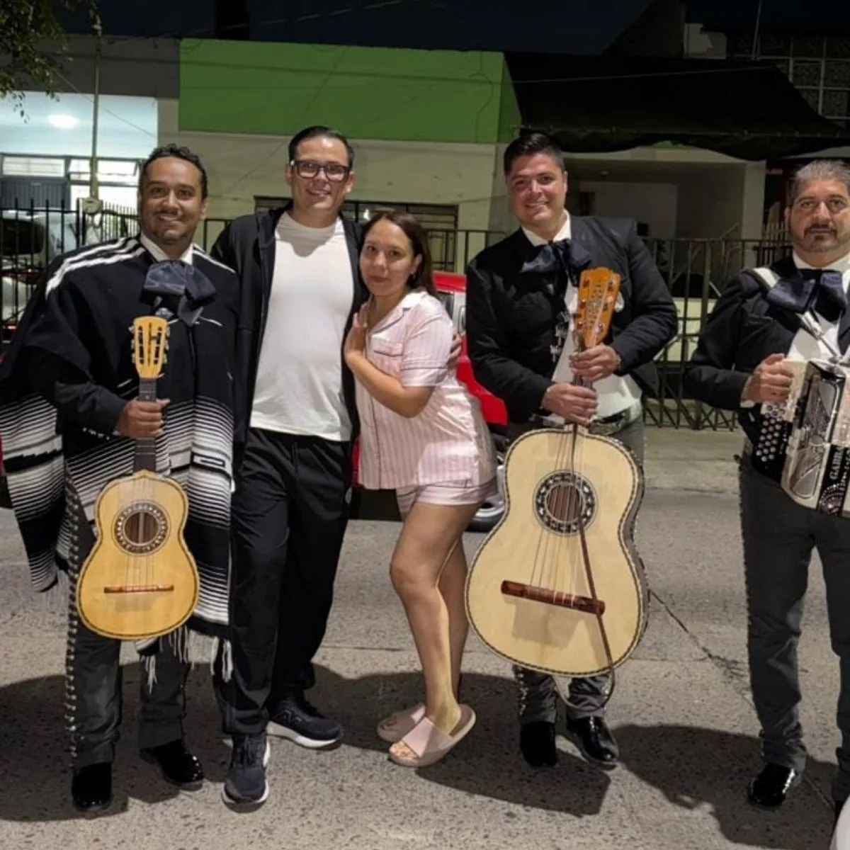 Mariachi Los Príncipes con clientes durante un festejo nocturno en Guadalajara