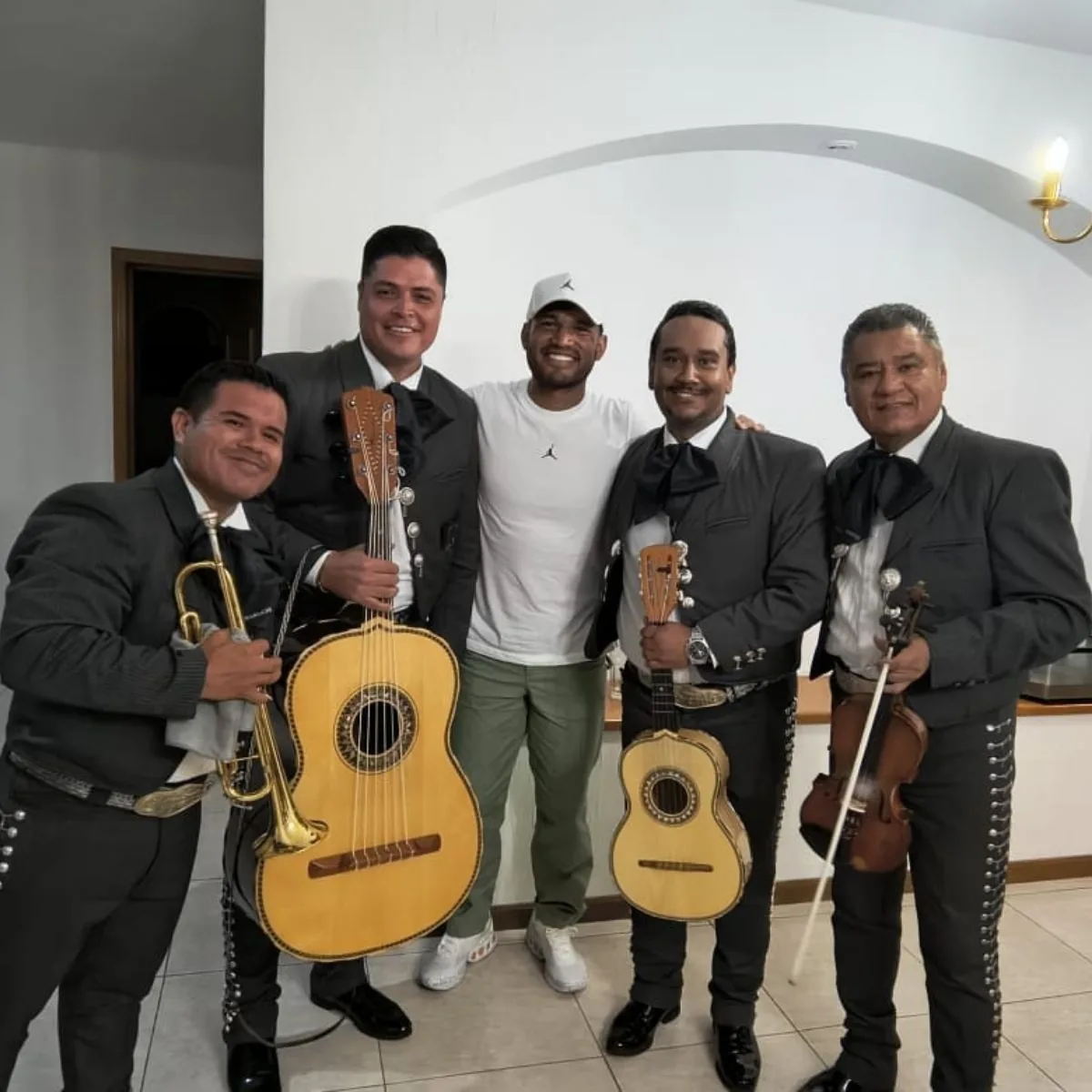 Mariachi Los Príncipes con un cliente durante una fiesta en Guadalajara