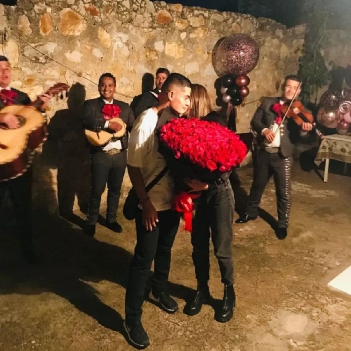 Mariachi Los Príncipes durante una pedida de mano con ramo de rosas