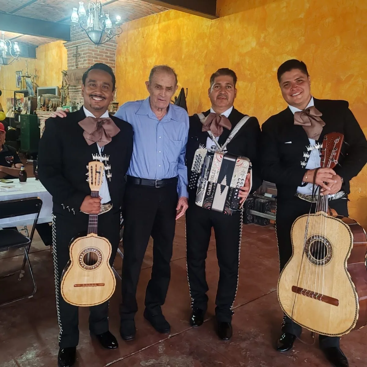 Mariachi Los Príncipes amenizando una celebración con un cliente en Guadalajara